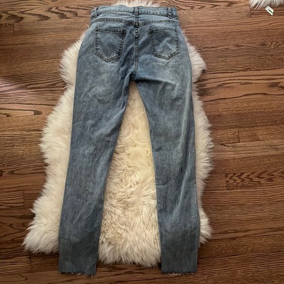 Light washed skinny jeans never worn! - Picture 2 of 2